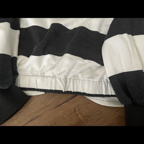 ALICE + OLIVIA-NWT Striped Cropped Sweatshirt